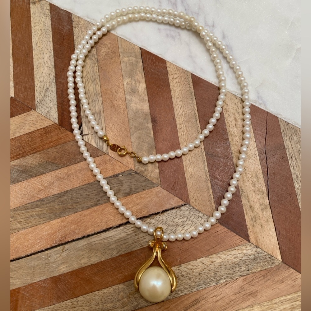 Vintage - 1994 AVON Pearlesque Elegance Pendant Necklace